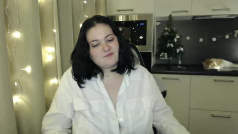 Snapshot of lesssi_ chatting on 01.06.25 Alison online show from 01.06.25