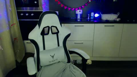 Snapshot of lesssi_ chatting on 02.26.25 Alison online show from 02.26.25