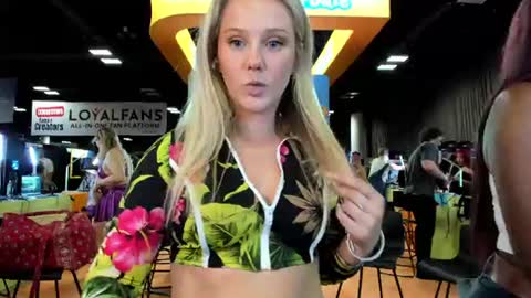 Snapshot of lexi_luv chatting on 06.26.26 Lexi online show from 06.26.26