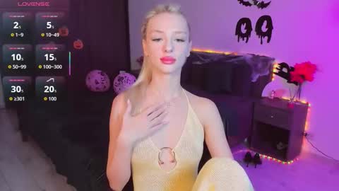 Snapshot of lexieblonde chatting on 10.29.25 lexieblonde online show from 10.29.25