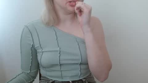 Snapshot of leyla_le chatting on 03.23.26 Leyla online show from 03.23.26