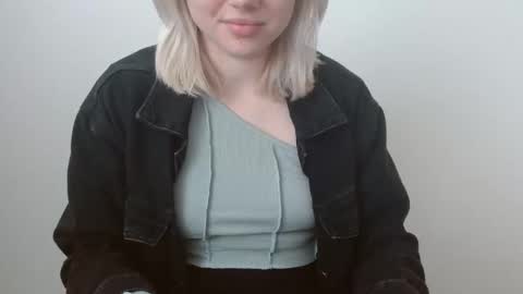 Snapshot of leyla_le chatting on 03.28.26 Leyla online show from 03.28.26