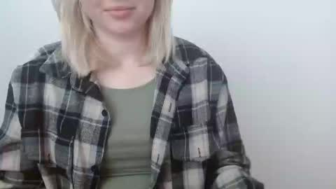 Snapshot of leyla_le chatting on 04.15.26 Leyla online show from 04.15.26