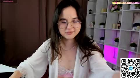 Snapshot of leylamirage chatting on 05.27.26 leylamirage online show from 05.27.26