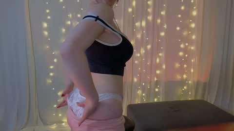 Snapshot of li_j chatting on 12.23.25 Linda my FANSLY red fury online show from 12.23.25