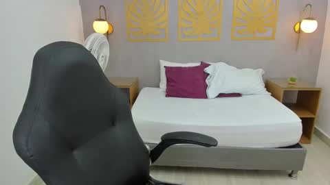 Snapshot of lia_sexx19 chatting on 12.28.24 Lia  online show from 12.28.24