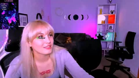 Snapshot of lia_sunset chatting on 09.23.25 Lia online show from 09.23.25
