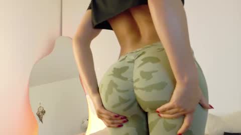 Snapshot of lia_tinez chatting on 06.19.26 Lia online show from 06.19.26