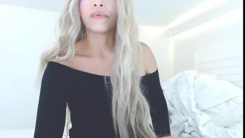 Snapshot of liadivina chatting on 11.19.25 Lia Divina online show from 11.19.25