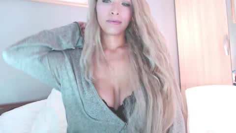 Snapshot of liadivina chatting on 12.01.25 Lia Divina online show from 12.01.25