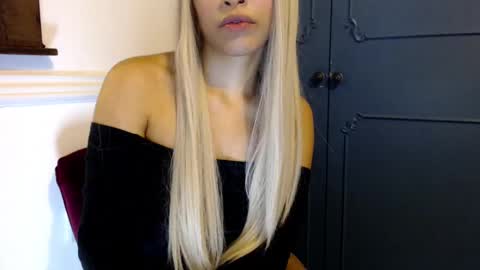 Lia Divina online show from 02.04.26
