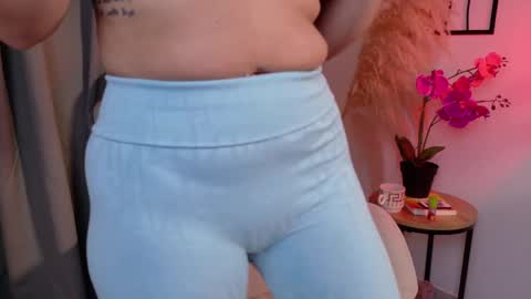 Snapshot of liafox_b chatting on 04.30.26 LiaFox b online show from 04.30.26