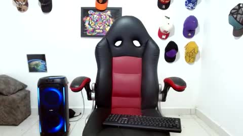 Snapshot of liam_andres12 chatting on 05.17.26 Andres online show from 05.17.26