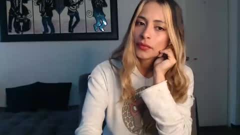 Snapshot of liamiler01_ chatting on 03.11.25 Lia Miller online show from 03.11.25