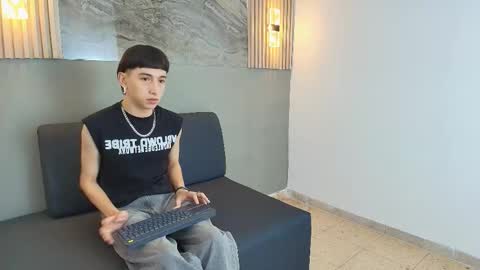 Snapshot of lian_cameron chatting on 12.22.25 lian_cameron online show from 12.22.25