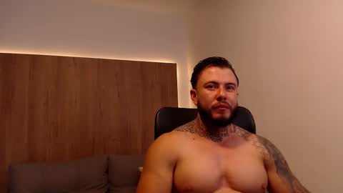 Snapshot of lianjones9 chatting on 10.19.25 lianjones9 online show from 10.19.25