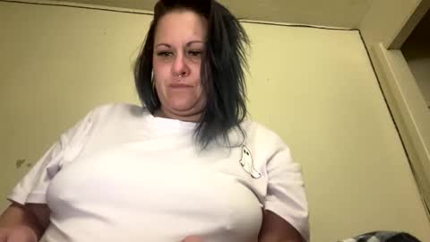 Snapshot of lickmelolliee chatting on 01.08.25 AllieAustyn online show from 01.08.25