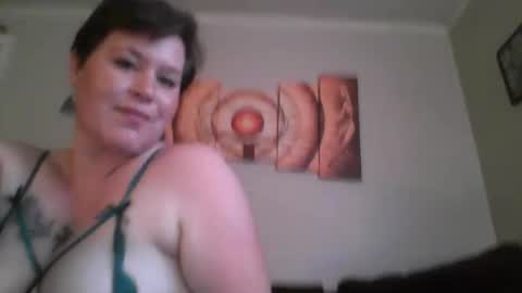 life_as_lindz online show from 10.19.25