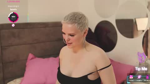 Snapshot of likaaberry chatting on 10.15.25 likaaberry online show from 10.15.25