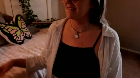 Snapshot of like_cinnamon chatting on 07.05.26 Synthia online show from 07.05.26