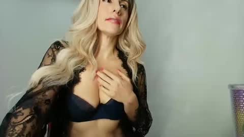 Mia                   Onlyfans link -  online show from 12.15.24