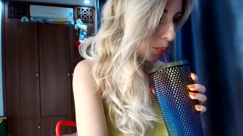 Mia                   Onlyfans link -  online show from 03.10.25