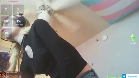 Snapshot of lil_gem chatting on 12.14.25 lil gemmie online show from 12.14.25