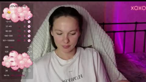 Snapshot of lil_luna_x chatting on 12.10.24 little moon online show from 12.10.24
