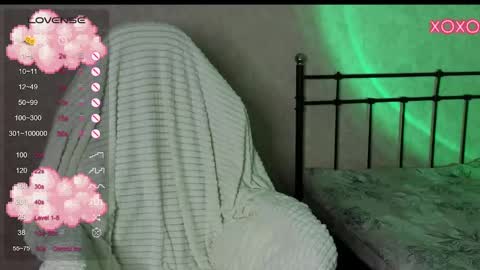 Snapshot of lil_luna_x chatting on 12.14.24 little moon online show from 12.14.24