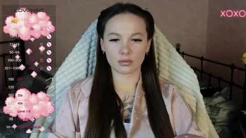 Snapshot of lil_luna_x chatting on 02.01.25 little moon online show from 02.01.25