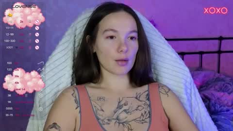 Snapshot of lil_luna_x chatting on 10.24.25 little moon online show from 10.24.25