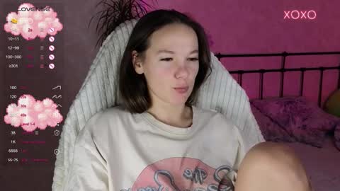 Snapshot of lil_luna_x chatting on 11.30.25 little moon online show from 11.30.25