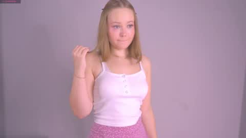 Snapshot of lilahhn chatting on 11.09.25 Sofi online show from 11.09.25