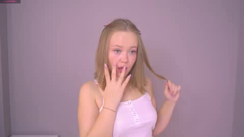 Snapshot of lilahhn chatting on 11.12.25 Sofi online show from 11.12.25