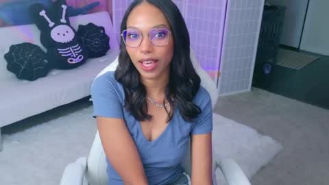 Snapshot of lileviemarie chatting on 04.28.26 evie online show from 04.28.26