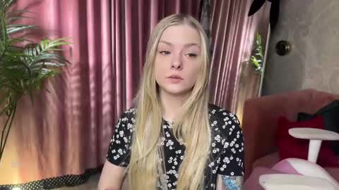 Snapshot of lili_01 chatting on 04.27.26 Lili online show from 04.27.26