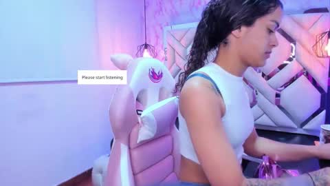 Snapshot of lili_evanss chatting on 10.20.25 lili_evanss online show from 10.20.25