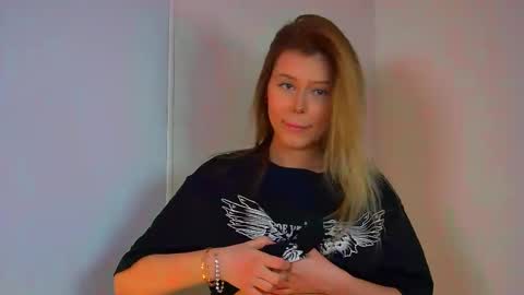 Snapshot of liliabianca chatting on 02.18.25 Mia online show from 02.18.25