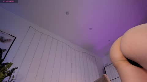 Snapshot of lilian_kroft chatting on 09.12.25 LIL online show from 09.12.25