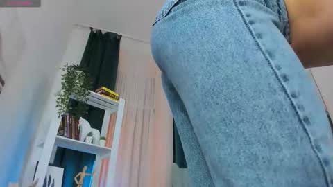 Snapshot of lilian_kroft chatting on 09.18.25 LIL online show from 09.18.25