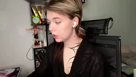 Snapshot of liliandaniels chatting on 05.24.26 Lilian online show from 05.24.26