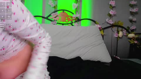 Snapshot of lilianslow chatting on 01.26.25 hi guys Im new here Im 18 years oldIve never had sex online show from 01.26.25