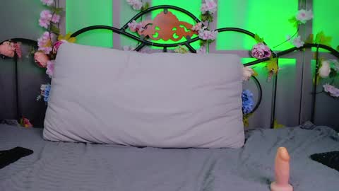 Snapshot of lilianslow chatting on 02.01.25 hi guys Im new here Im 18 years oldIve never had sex online show from 02.01.25