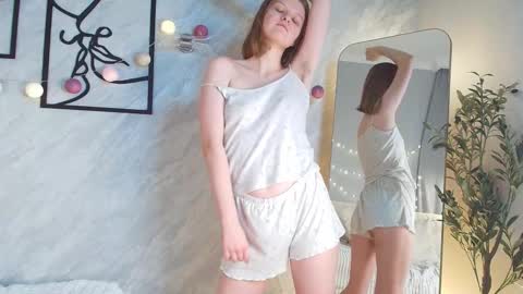 Snapshot of lilianslow chatting on 12.05.25 hi guys Im new here Im 18 years oldIve never had sex online show from 12.05.25