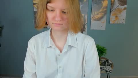 Snapshot of lilianslow chatting on 01.12.26 hi guys Im new here Im 18 years oldIve never had sex online show from 01.12.26