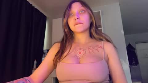 Snapshot of lilies_and_minipoots chatting on 02.15.26 Sonechka online show from 02.15.26