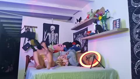 Snapshot of lilithstar_666 chatting on 09.30.25 Lilith morningstar Independent Model Helpme to reach 100 likes online show from 09.30.25