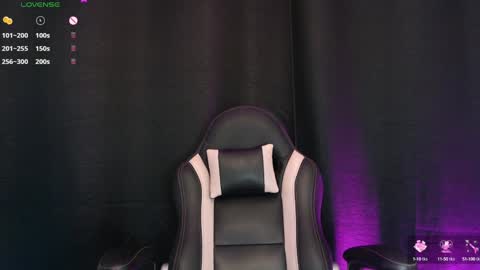 Snapshot of lilithwallkeer chatting on 12.17.24 Maria online show from 12.17.24