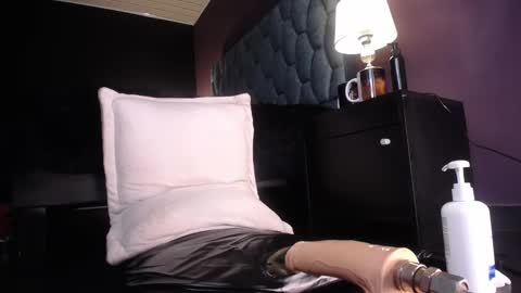 Snapshot of lilla_rossy chatting on 10.19.25 lilla_rossy online show from 10.19.25