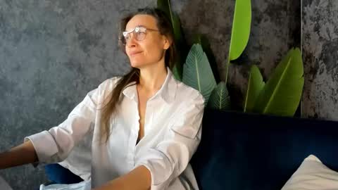 lillian_white1 online show from 10.20.25